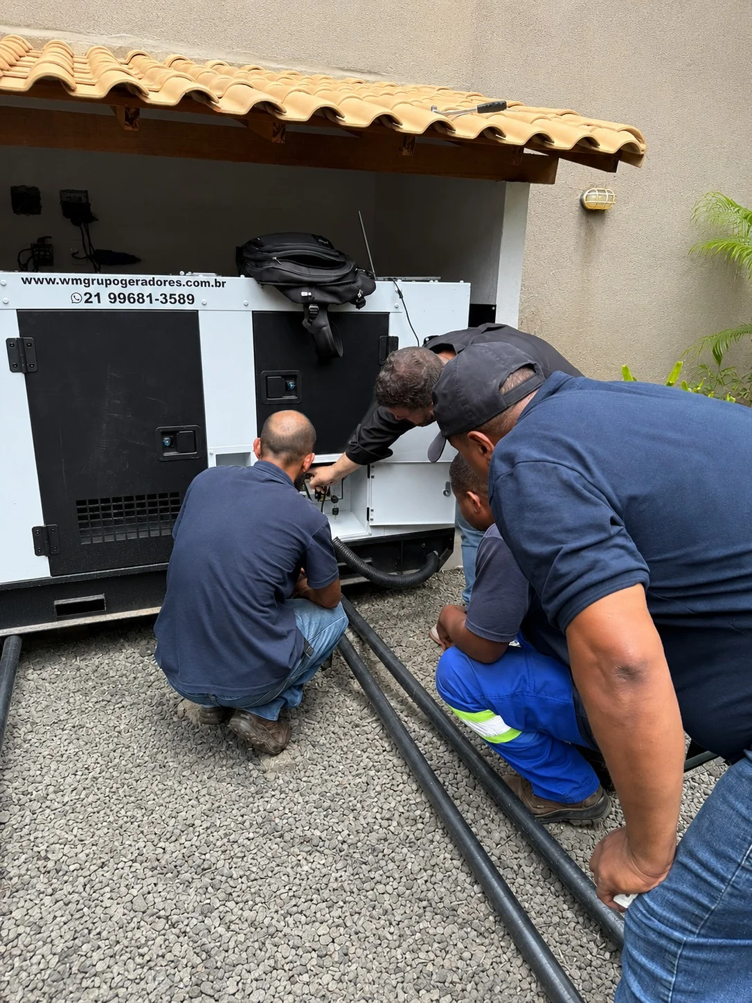 Equipe WM realizando manutenção técnica em gerador residencial